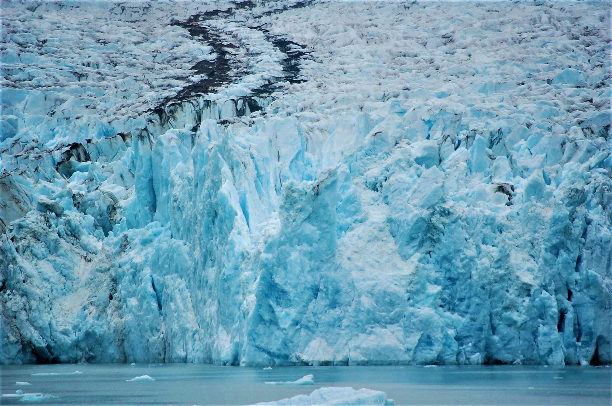 Sailing Through The Endicott Arm To The Dawes Glacier - 5 Suitcases